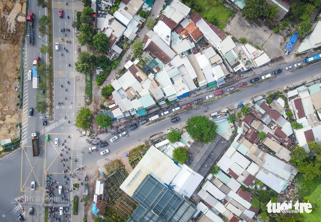 Theo Ban Quản lý dự án đầu tư xây dựng các công trình giao thông TP.HCM (chủ đầu tư), nguyên nhân dẫn đến việc chưa thể hoàn thành mở rộng đường Lương Định Của do vướng mắc mặt bằng - Ảnh: CHÂU TUẤN