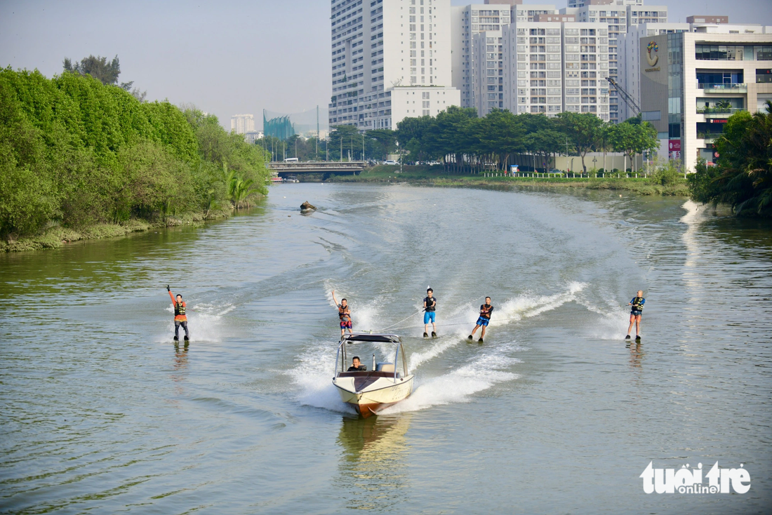 Biểu diễn trên hồ Bán Nguyệt làm sôi động không gian trên mặt nước - Ảnh: QUANG ĐỊNH