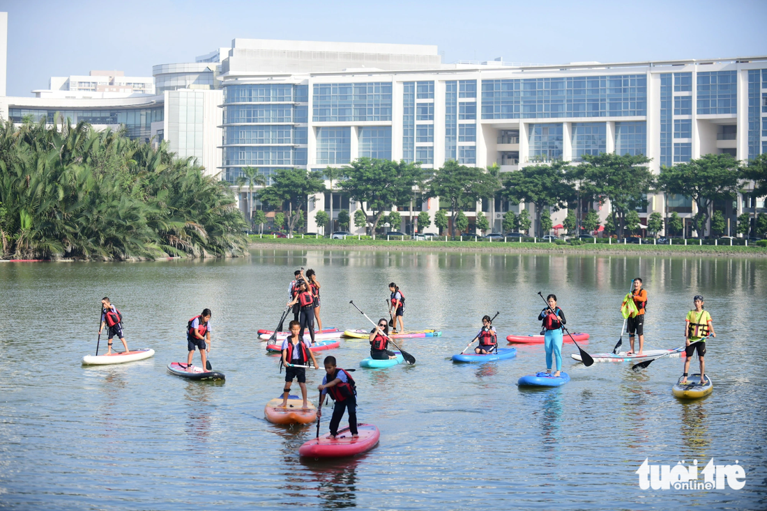 Môn thể thao chèo sup được giới trẻ yêu thích hiện nay - Ảnh: QUANG ĐỊNH