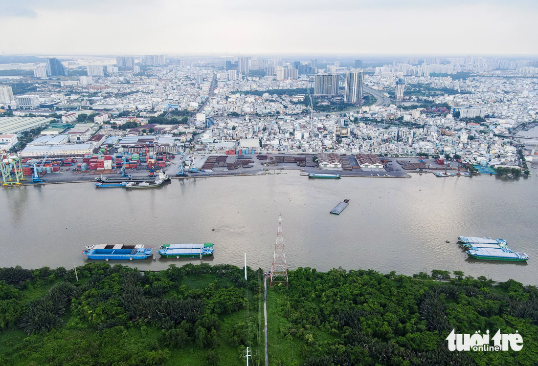 Thế nhưng, giao thông khu đô thị mới Thủ Thiêm chưa kết nối được với quận 4, quận 7 và Nhà Bè, hướng đi Cần Giờ. Do đó, hiện tại muốn đi từ khu Nam qua khu Đông TP.HCM phải đi đường vòng - Ảnh: LÊ PHAN