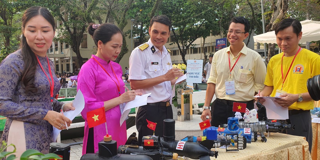 Các giám khảo (trong đó có Trung tá Trần Văn Đức, phó chủ nhiệm kỹ thuật Trung đoàn hải quân 196 - thứ ba từ phải sang) chấm điểm thiết kế các mô hình tàu ngầm