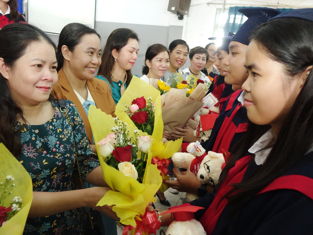 Giáo dục học sinh cần sự chung tay của nhà trường, gia đình và xã hội. Trong ảnh: học sinh lớp 9 một trường THCS ở TP.HCM tặng hoa tri ân thầy cô và phụ huynh trong lễ tri ân trưởng thành năm 2023 - Ảnh: N.HÙNG