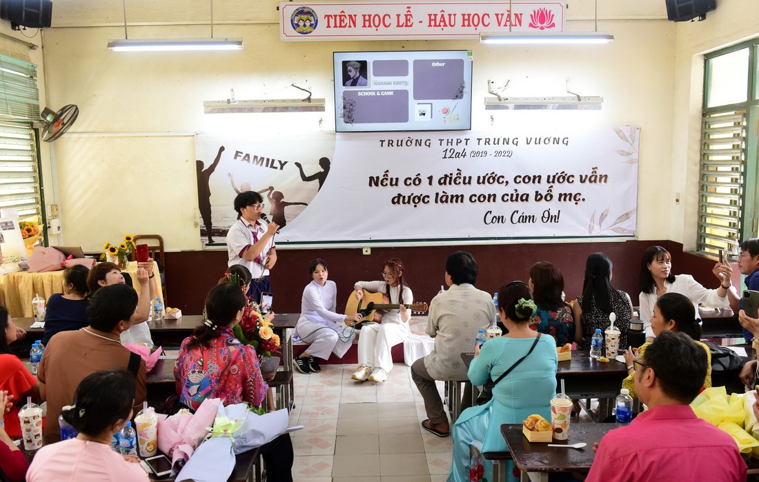 Khẩu hiệu “Tiên học lễ, hậu học văn” được treo trang trọng ở nhiều lớp học, trường học - Ảnh: DUYÊN PHAN