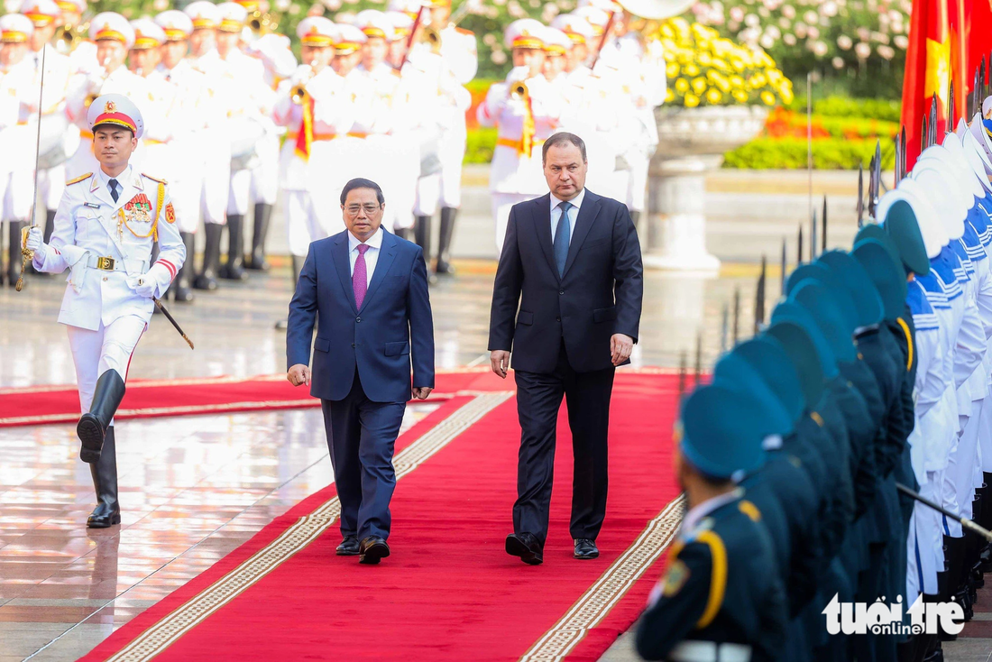 Thủ tướng Phạm Minh Chính và Thủ tướng Belarus Roman Golovchenko duyệt đội danh dự - Ảnh: NGUYỄN KHÁNH