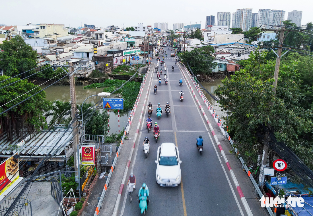 Đoạn đường Nguyễn Thị Định dài khoảng 2km (đoạn từ cầu Giồng Ông Tố đến cầu Mỹ Thủy) - Ảnh: CHÂU TUẤN