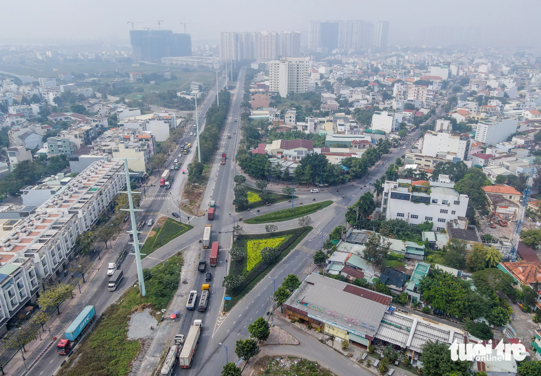 Trong ảnh là nút giao Đồng Văn Cống và Nguyễn Thị Định. Nhiều người dân đã quen thuộc với hình ảnh hàng dài xe container, xe tải xếp hàng trên đường Đồng Văn Cống về hướng cảng Cát Lái. Do đó, việc đường Nguyễn Thị Định được mở rộng cũng sẽ là một giải pháp cho đường Đồng Văn Cống và các tuyến lân cận - Ảnh: CHÂU TUẤN