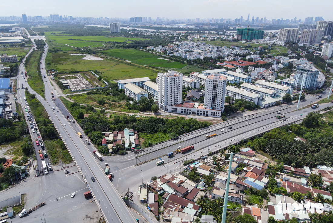 Đoạn cuối của dự án mở rộng đường Nguyễn Thị Định là cầu Mỹ Thủy. Khu vực này không những là lối đi độc đạo vào cảng Cát Lái mà còn là nút giao quan trọng với đường Võ Chí Công (kết nối TP Thủ Đức và quận 7) - Ảnh: LÊ PHAN