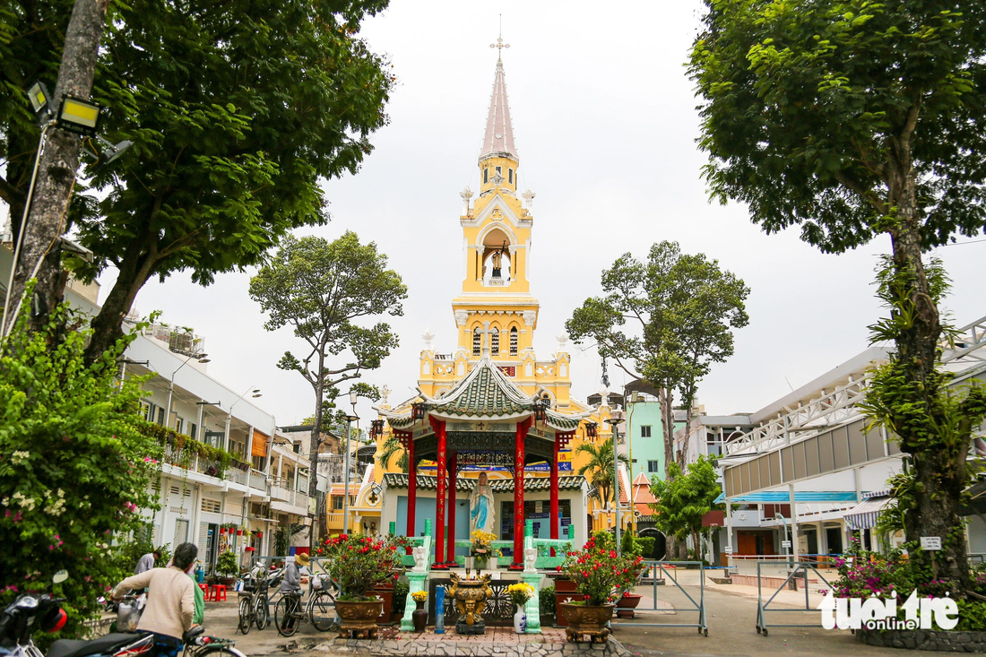 Nhà thờ Cha Tam (đường Học Lạc, quận 5) có tên chính thức Saint Francisco Xavier, xây dựng năm 1900 và hoàn thành sau hai năm