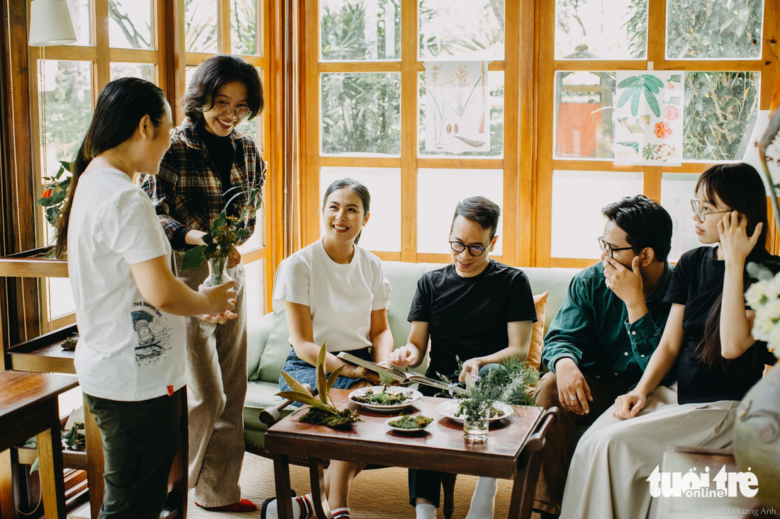 Các họa sĩ cùng ban tổ chức triển lãm tìm hiểu các loài sinh vật có nhiều tại Đà Lạt để đưa vào tác phẩm - Ảnh: HOÀNG ANH