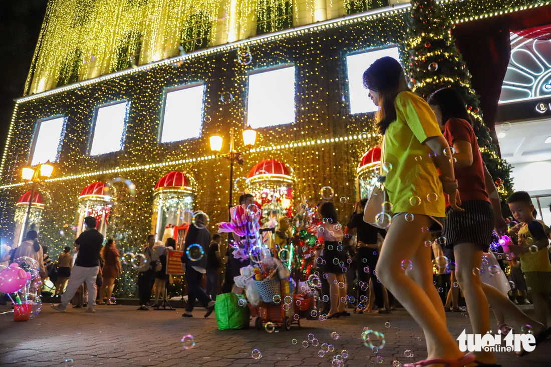 Tiền sảnh Diamond Plaza (quận 1) luôn luôn nhộn nhịp giới trẻ tìm đến bởi tòa nhà này luôn trang trí đèn hoa Giáng sinh rực rỡ.