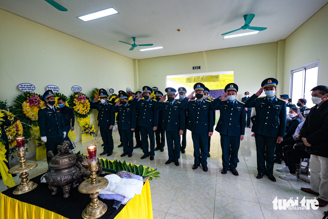 Người thân, đồng đội nghẹn ngào tiễn biệt phi công hy sinh trong vụ rơi máy bay Su-22 - Ảnh 4.