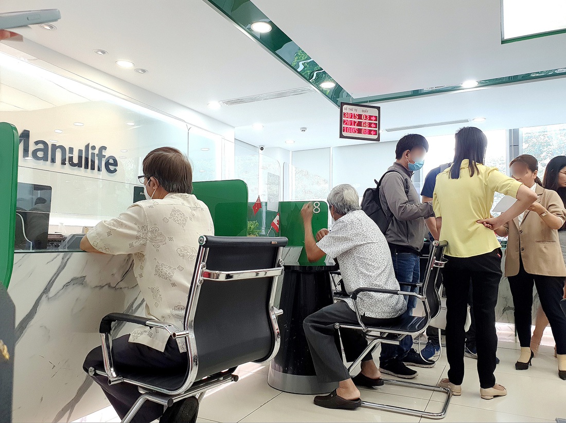 Khách hàng tới văn phòng bảo hiểm Manulife (quận 1) sau khi biếtđã mua hợp đồng bảo hiểm nhân thọ chứ không phải gửi tiết kiệmở SCB - Ảnh: BÔNG MAI