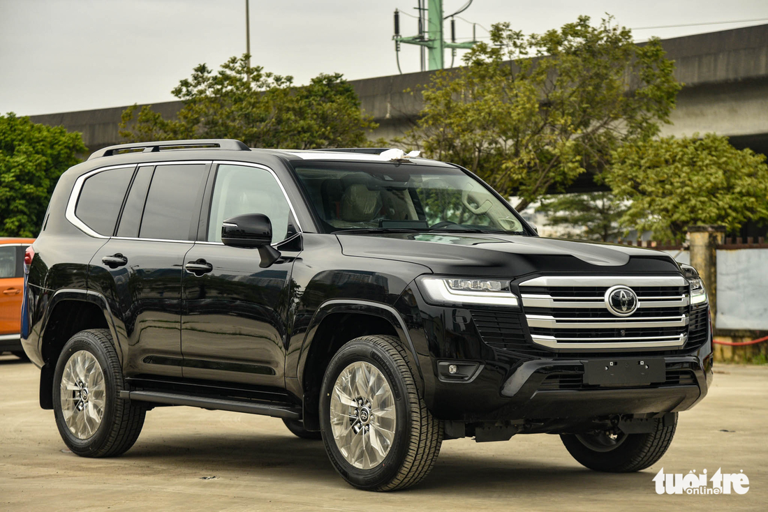 Chi tiết Toyota Land Cruiser 2023 tại Việt Nam: Ít thay đổi, tiền lạc giảm tại đại lý - Ảnh 1.