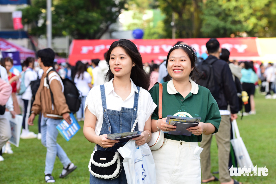 Ngày hội tư vấn tuyển sinh đông kín học sinh háo hức chờ nghe tư vấn - Ảnh 7.