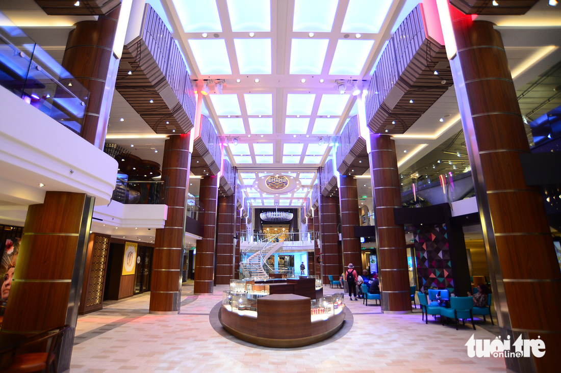 Bên trong tàu du lịch Spectrum of the Seas lớn nhất châu Á - Ảnh 11.