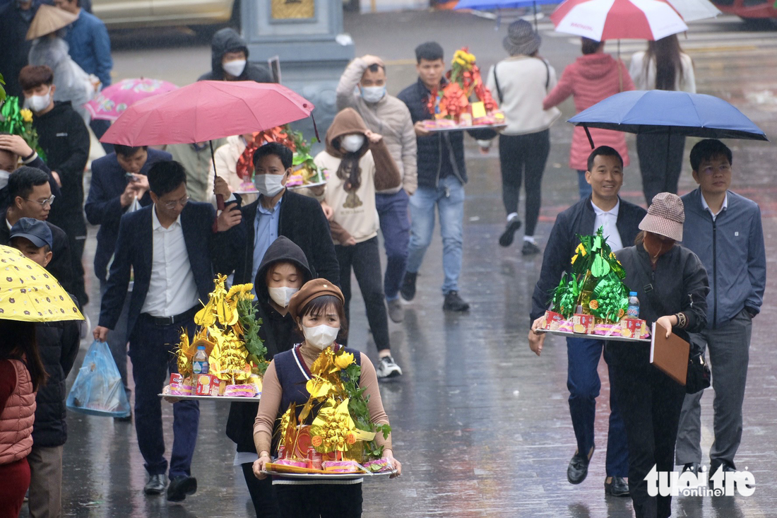 ‘Vay tiền, xin lộc’ đền Bà Chúa Kho: Đốt vàng mã giảm nhẹ, vẫn nhét tiền qua khe cửa - Ảnh 4.