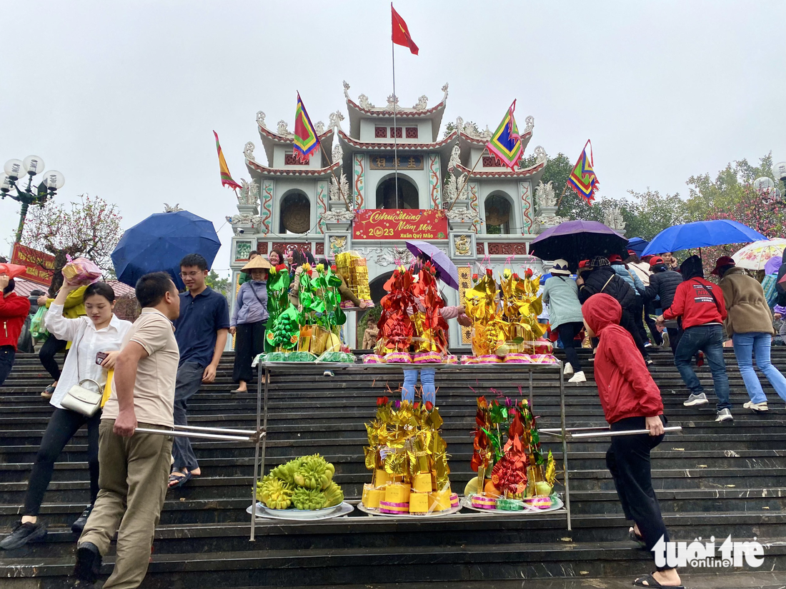 ‘Vay tiền, xin lộc’ đền Bà Chúa Kho: Đốt vàng mã giảm nhẹ, vẫn nhét tiền qua khe cửa - Ảnh 6.