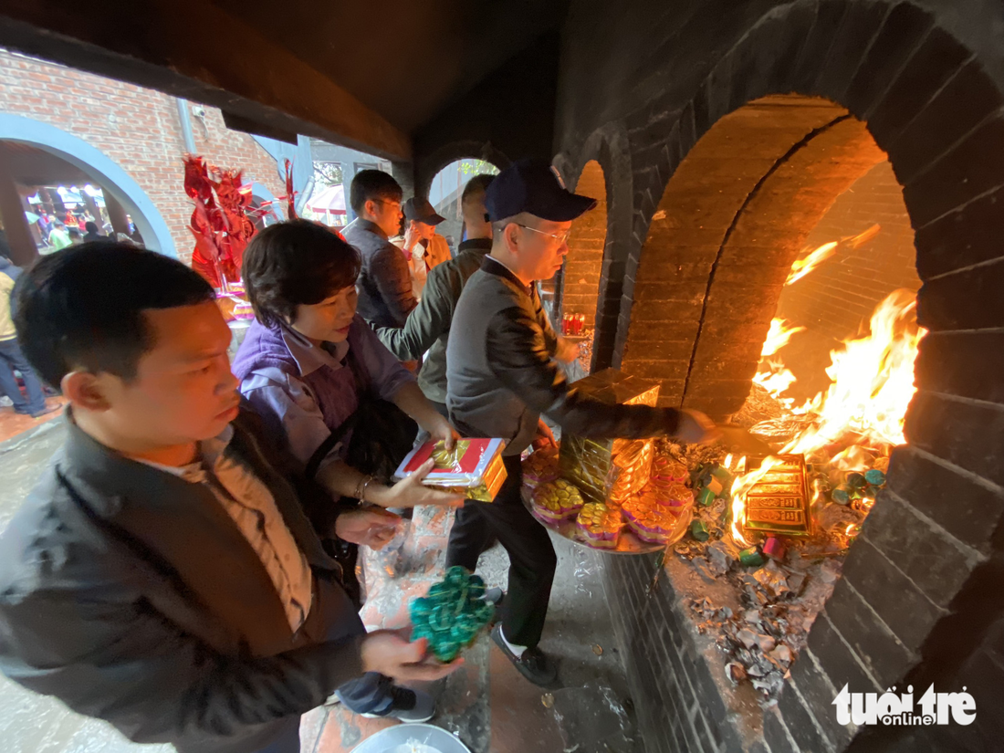 ‘Vay tiền, xin lộc’ đền Bà Chúa Kho: Đốt vàng mã giảm nhẹ, vẫn nhét tiền qua khe cửa - Ảnh 10.