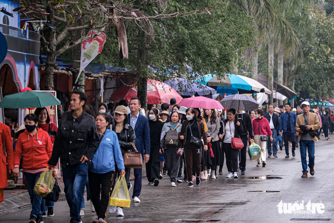 Dựng hàng rào sắt, camera an ninh ngăn cảnh cướp lộc đêm khai ấn đền Trần - Ảnh 3.