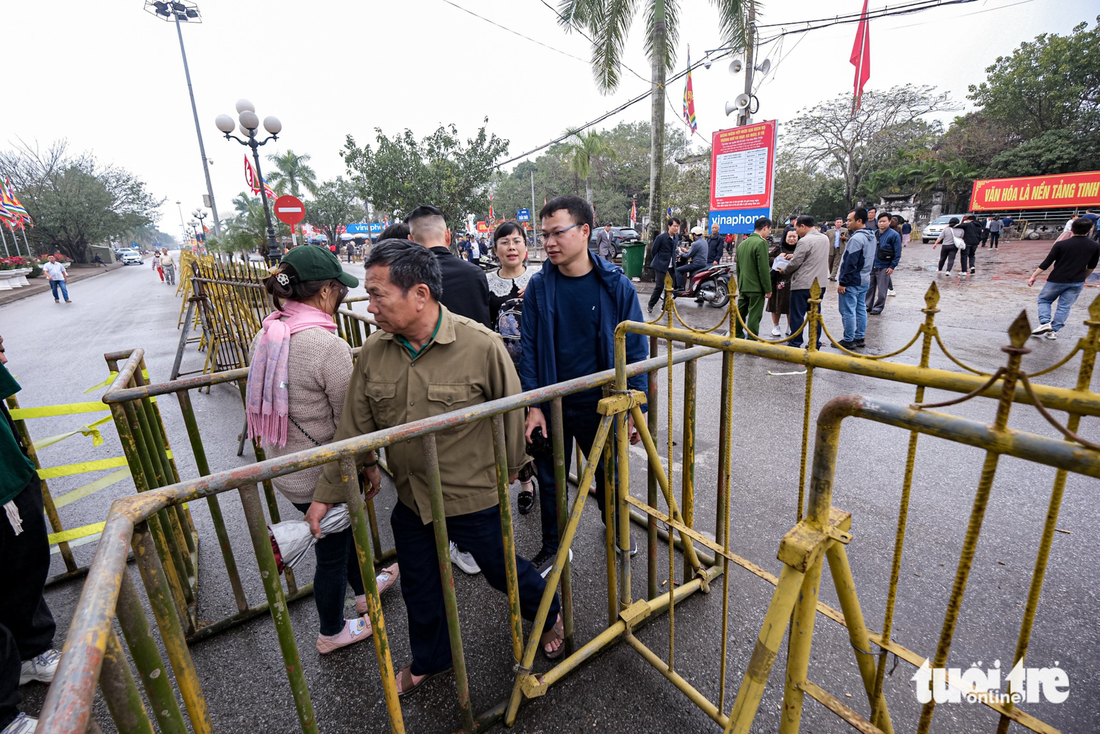 Dựng hàng rào sắt, camera an ninh ngăn cảnh cướp lộc đêm khai ấn đền Trần - Ảnh 5.