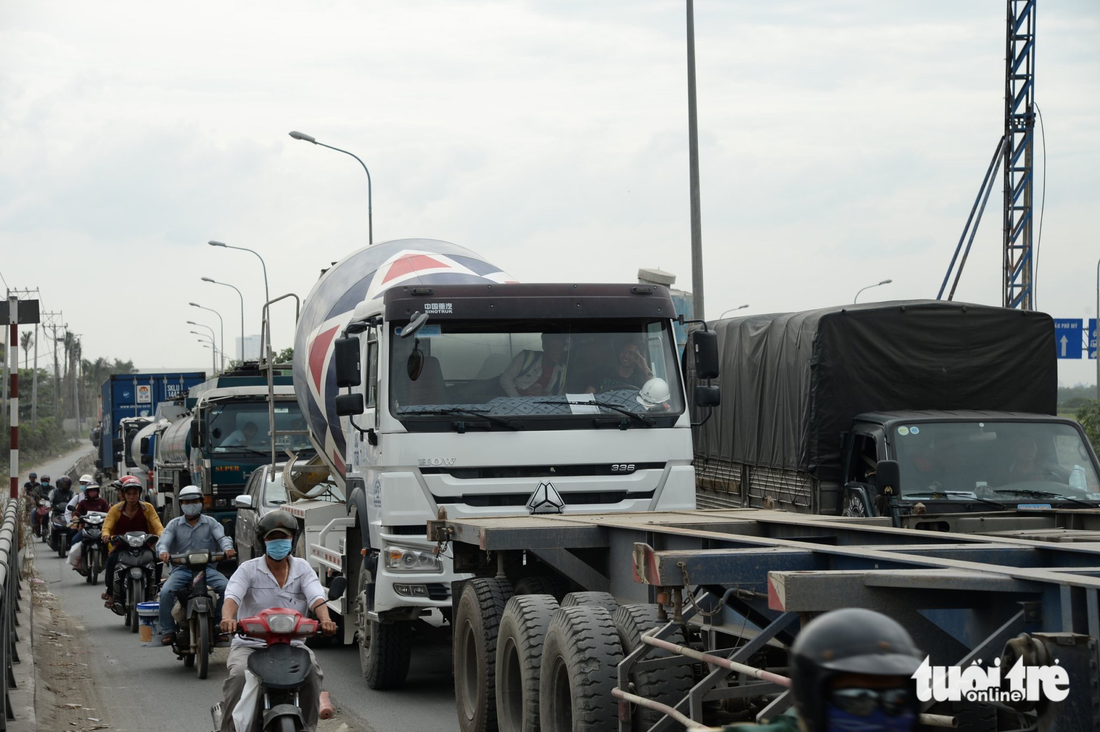 Người dân than trời bởi đường vào cảng ở TP.HCM quá tải - Ảnh 4.