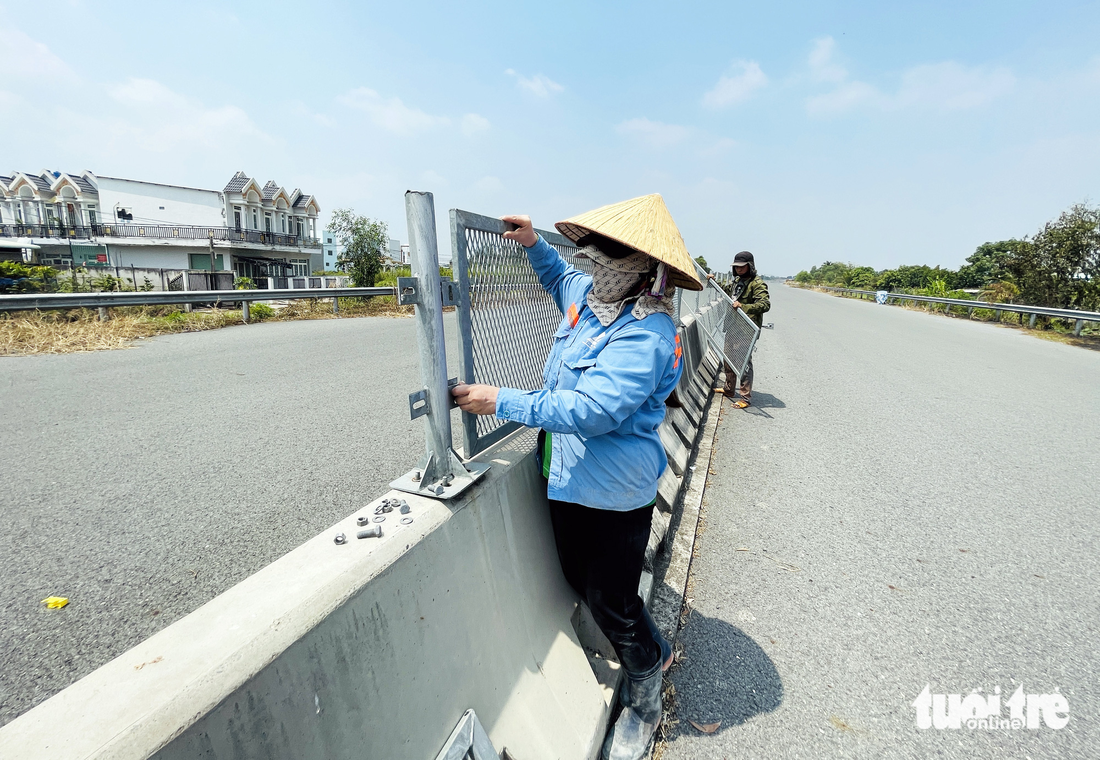 Bà con giành lại tấm chống lóa trên cao tốc Bến Lức - Long Thành bị kẻ gian lấy trả lại nhà thầu - Ảnh 6.