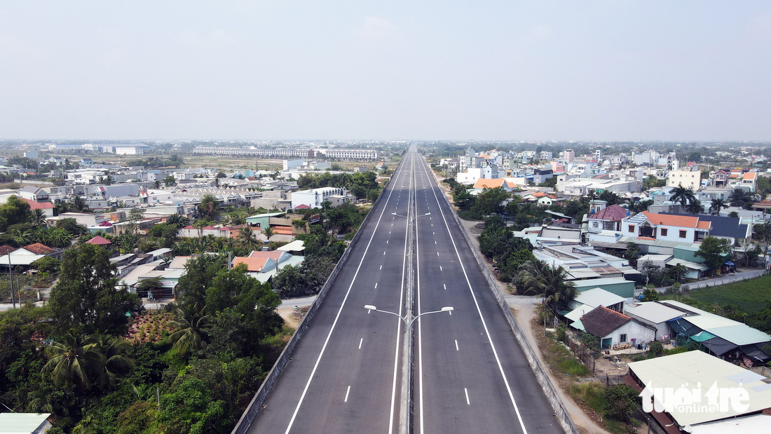 Bà con giành lại tấm chống lóa trên cao tốc Bến Lức - Long Thành bị kẻ gian lấy trả lại nhà thầu - Ảnh 9.