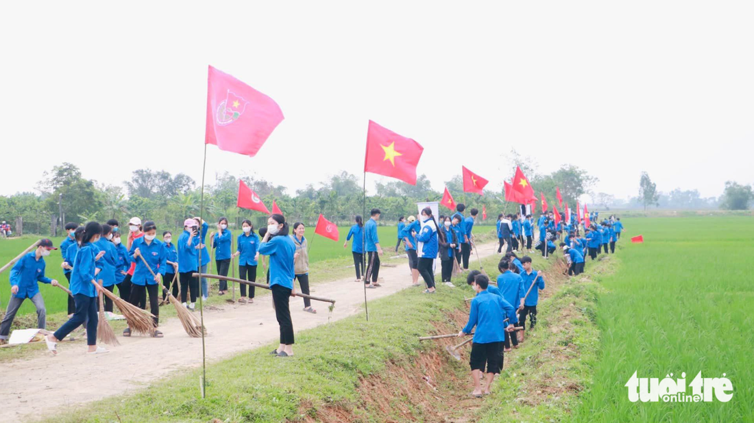 Các bạn đoàn viên thanh niên Nghệ An ra quân ngày Chủ nhật xanh - Ảnh: DOÃN HÒA