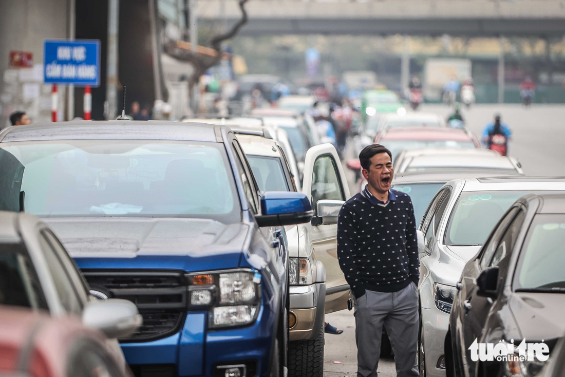 Hà Nội: Trung tâm đăng kiểm sáng ra mới báo đóng cửa vì thiếu nhân viên - Ảnh 1.