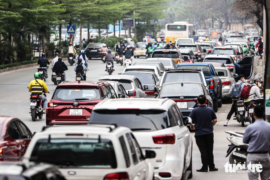 Hà Nội: Trung tâm đăng kiểm sáng ra mới báo đóng cửa vì thiếu nhân viên - Ảnh 4.