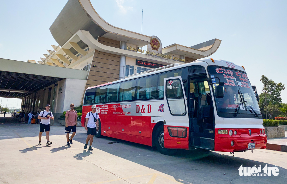 Lượng khách qua cửa khẩu quốc tế Mộc Bài (tỉnh Tây Ninh) có chiều hướng tăng hơn thời gian trước - Ảnh: CHÂU TUẤN