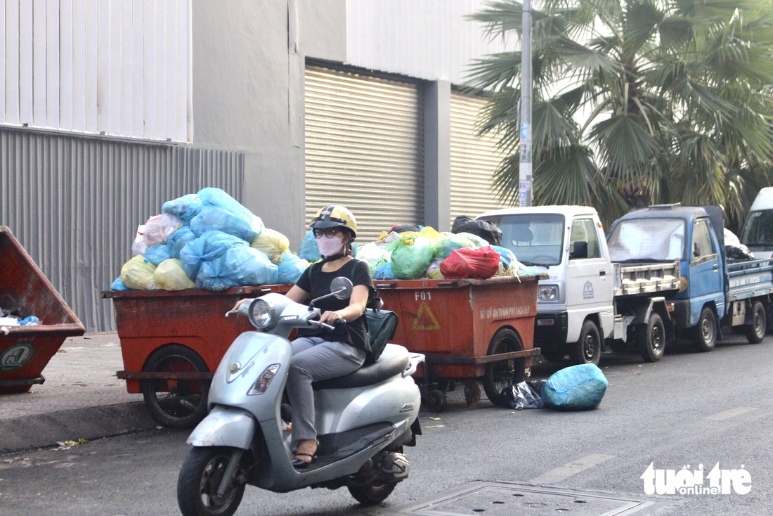 Ngán ngẩm với xe thu rác cũ bốc mùi, nước rỉ xuống đường phố - Ảnh 6.