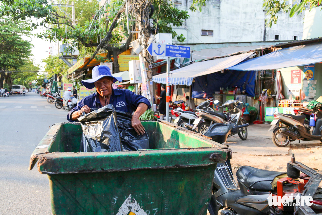 Ngán ngẩm với xe thu rác cũ bốc mùi, nước rỉ xuống đường phố - Ảnh 8.