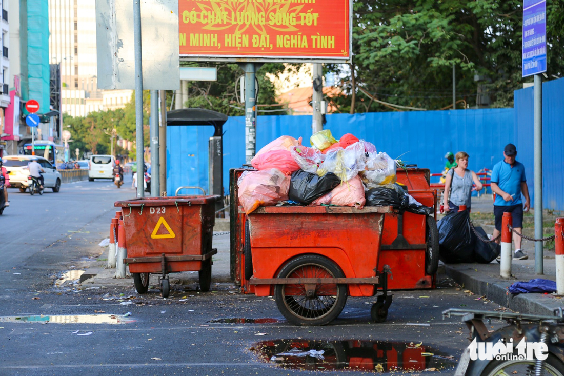 Ngán ngẩm với xe thu rác cũ bốc mùi, nước rỉ xuống đường phố - Ảnh 9.