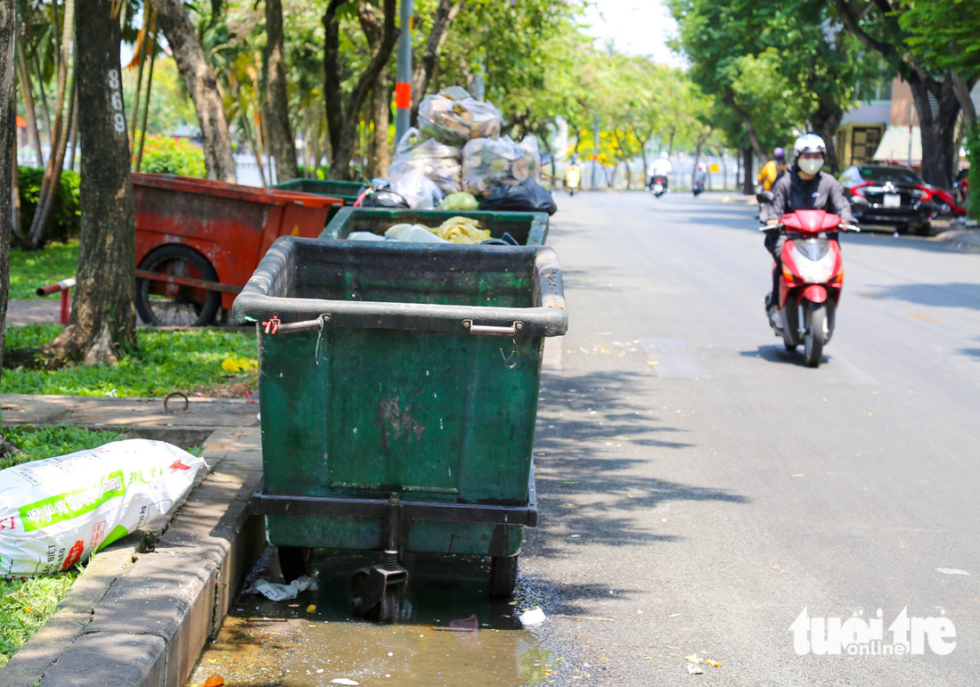 Ngán ngẩm với xe thu rác cũ bốc mùi, nước rỉ xuống đường phố - Ảnh 10.