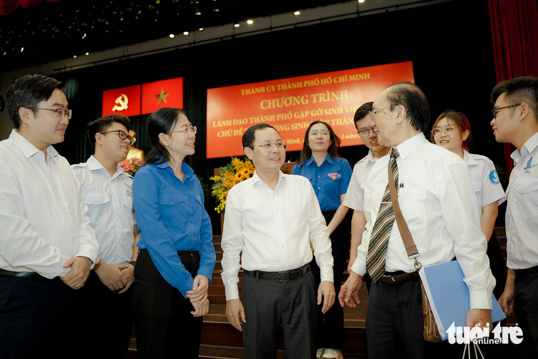 Lãnh đạo TP.HCM đối thoại với sinh viên: Bàn chuyện ươm tạo, thu hút nhân tài - Ảnh 1.