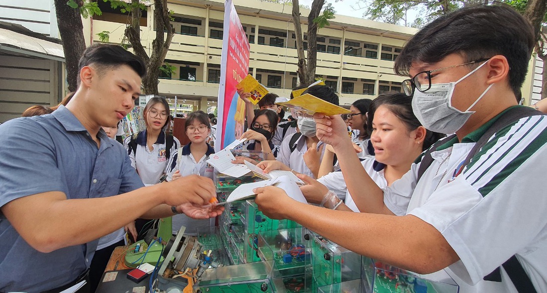 Gần 3.000 học sinh bung xõa tại ngày hội toán và khoa học tự nhiên - Ảnh 9.