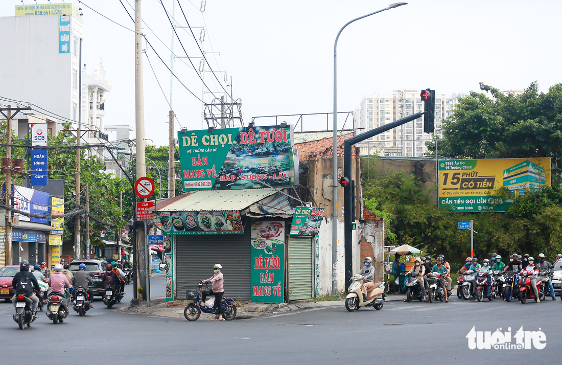 Căn nhà 4 mặt tiền nằm giữa đường suốt 10 năm chưa giải tỏa được ở TP.HCM - Ảnh 3.