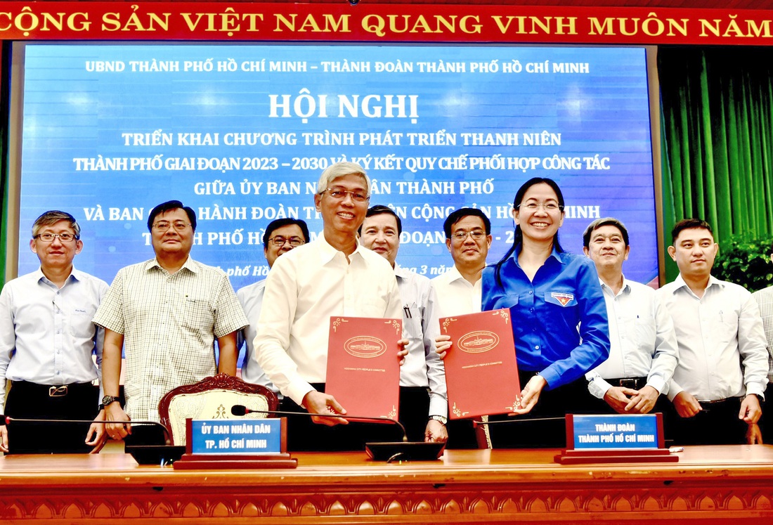 Bàn câu chuyện phát triển thanh niên TP.HCM - Ảnh 1. UBND TP.HCM và Thành Đoàn cùng ký kết quy chế phối hợp công tác giai đoạn 2023-2027 - Ảnh: T.T.D.