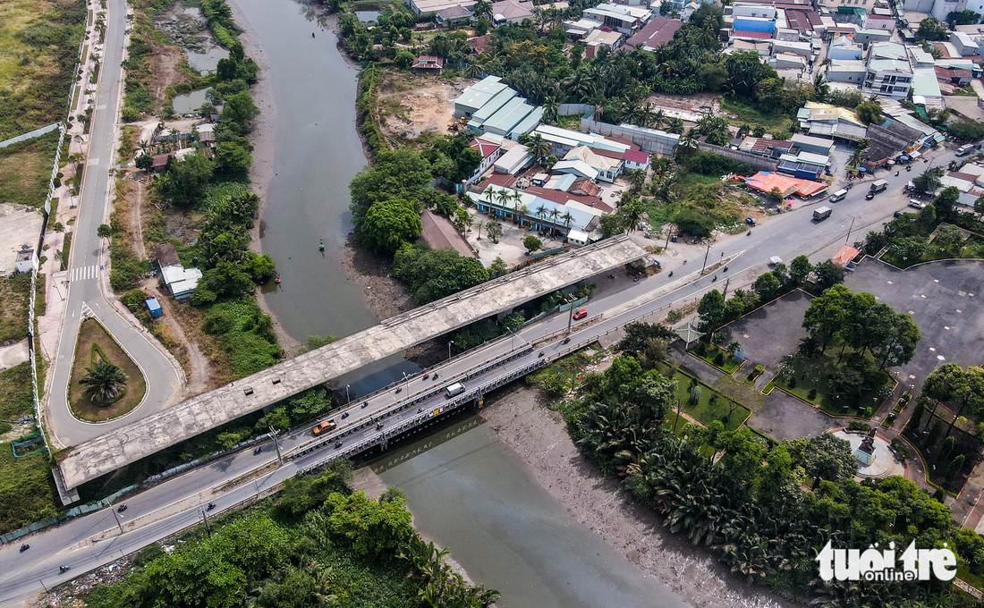 Những cây cầu trọng điểm ở TP.HCM nằm trơ xương chưa biết khi nào hoàn thành - Ảnh 8.