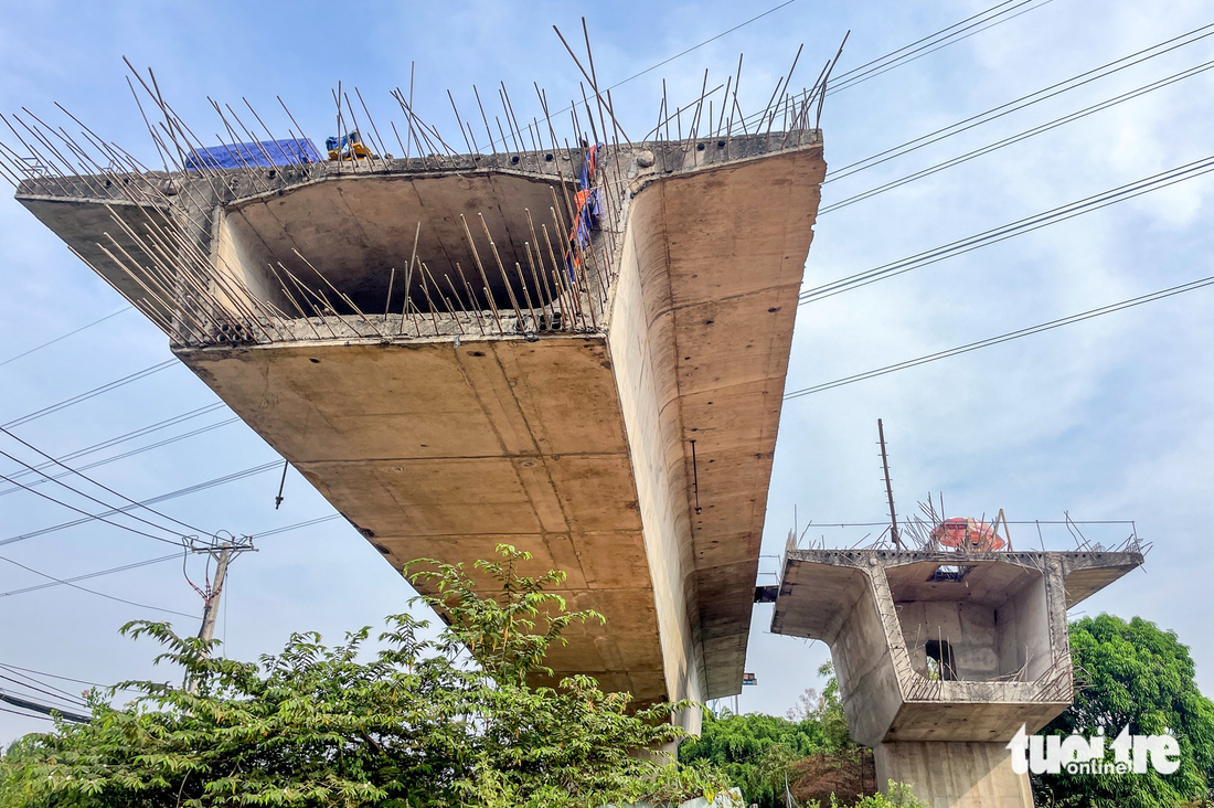 Những cây cầu trọng điểm ở TP.HCM nằm trơ xương chưa biết khi nào hoàn thành - Ảnh 5.