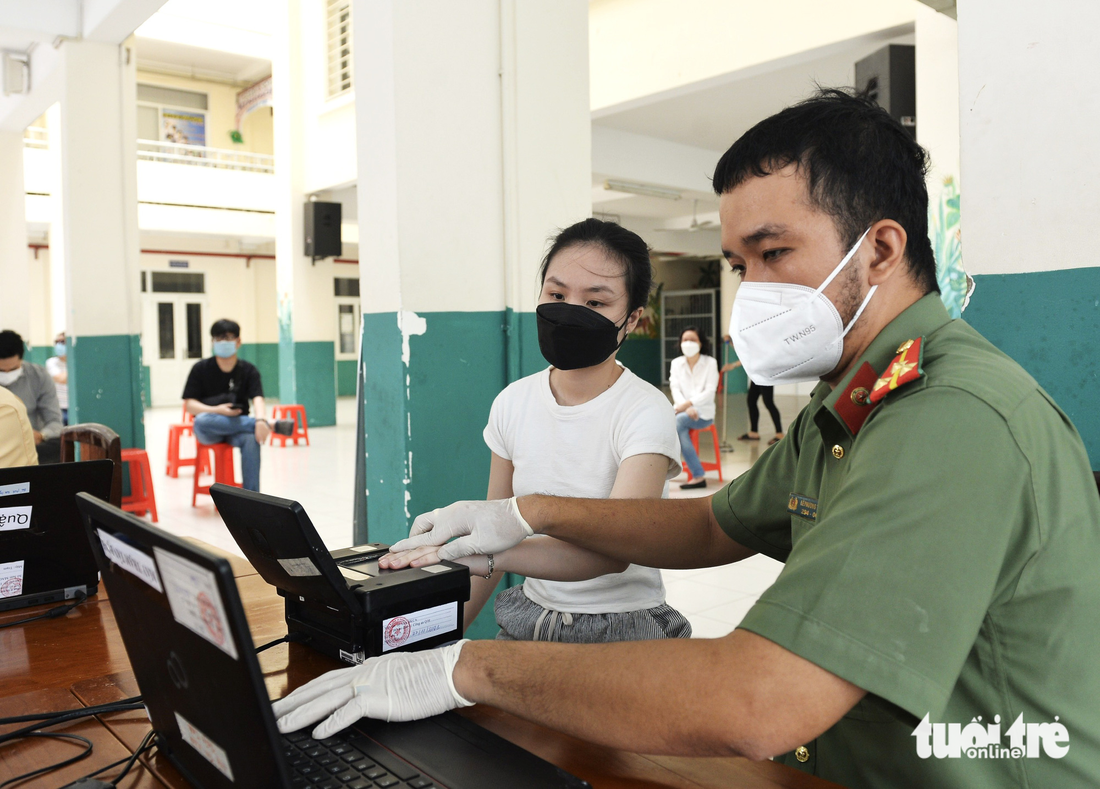 Căn cước công dân có gắn chip được tích hợp với bảo hiểm y tế, bảo hiểm xã hội, thanh toán… Trong ảnh: người dân làm căn cước công dân có gắn chip tại Công an phường Bến Thành, quận 1, TP.HCM - Ảnh: TỰ TRUNG