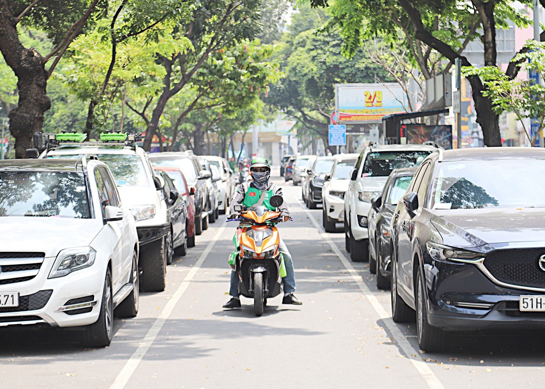 Nên quy hoạch lòng đường cho ô tô đậu - Ảnh 3.