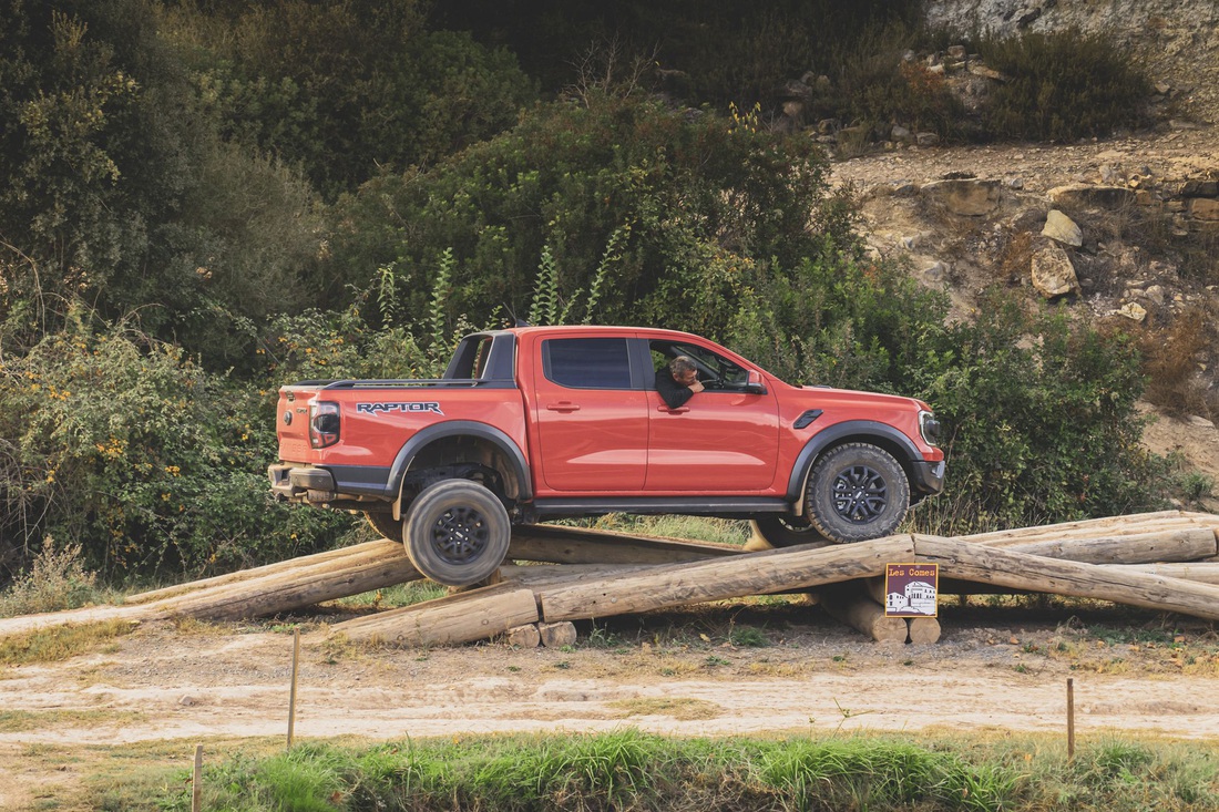 Ford Ranger Raptor 2023 đăng kiểm, sắp ra mắt Việt Nam, giá dự kiến tăng hơn 100 triệu đồng - Ảnh 9.