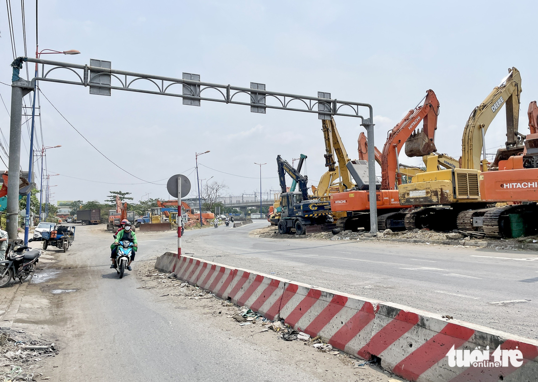 Cận cảnh hạ tầng giao thông chậm kết nối, bến xe Miền Đông mới ế ẩm - Ảnh 9.