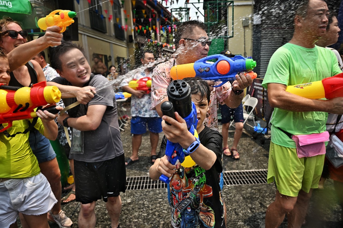 Thái Lan bùng nổ với Tết Songkran sau ba năm gián đoạn vì COVID-19 - Ảnh 7.