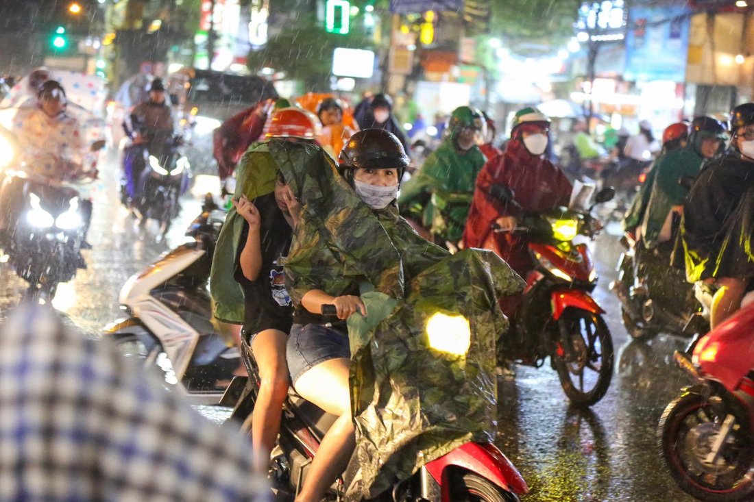 TP.HCM có cơn mưa vàng lớn nhất từ đầu năm - Ảnh 3.