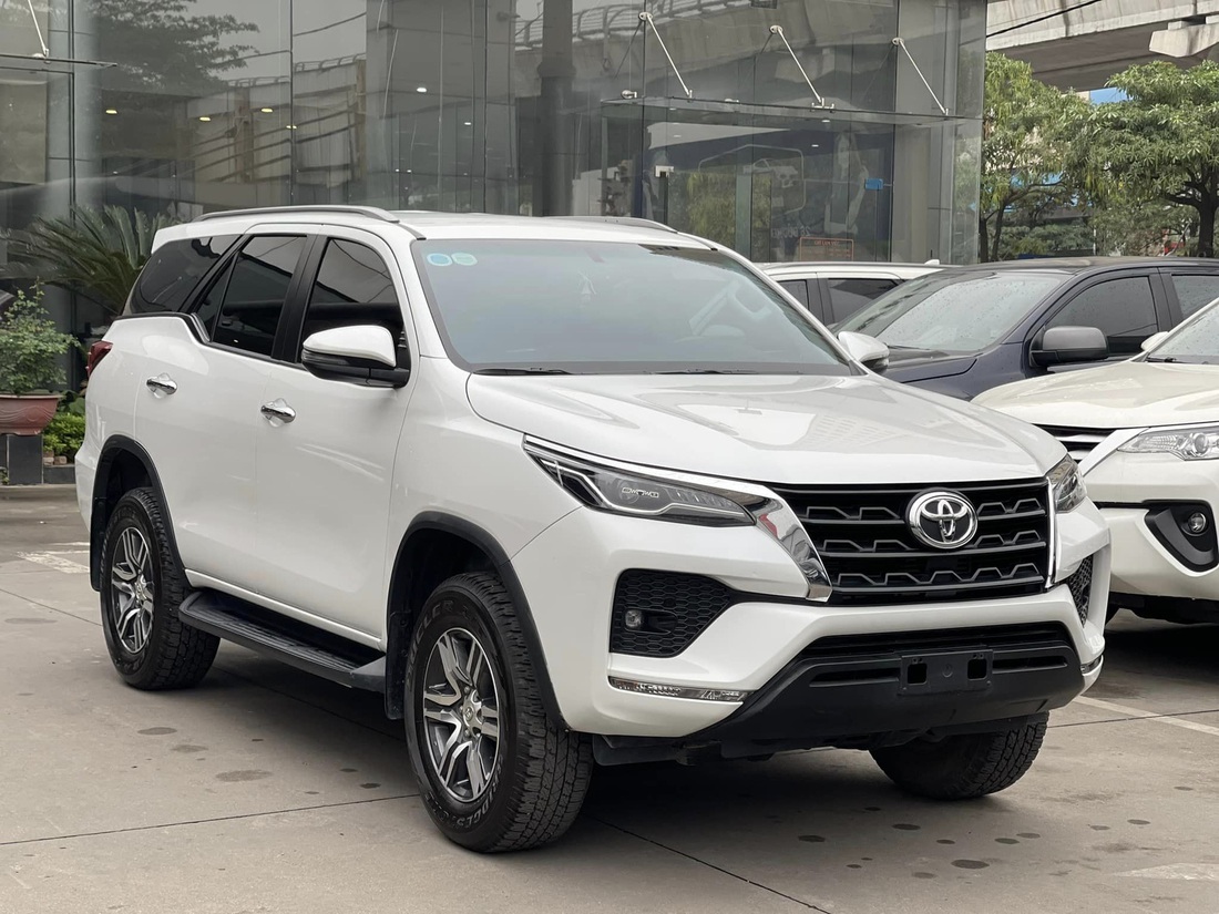 SUV 7 chỗ đua giảm giá: Ế như Isuzu mu-X đến hot như Fortuner, Santa Fe đều không ngoại lệ - Ảnh 3.