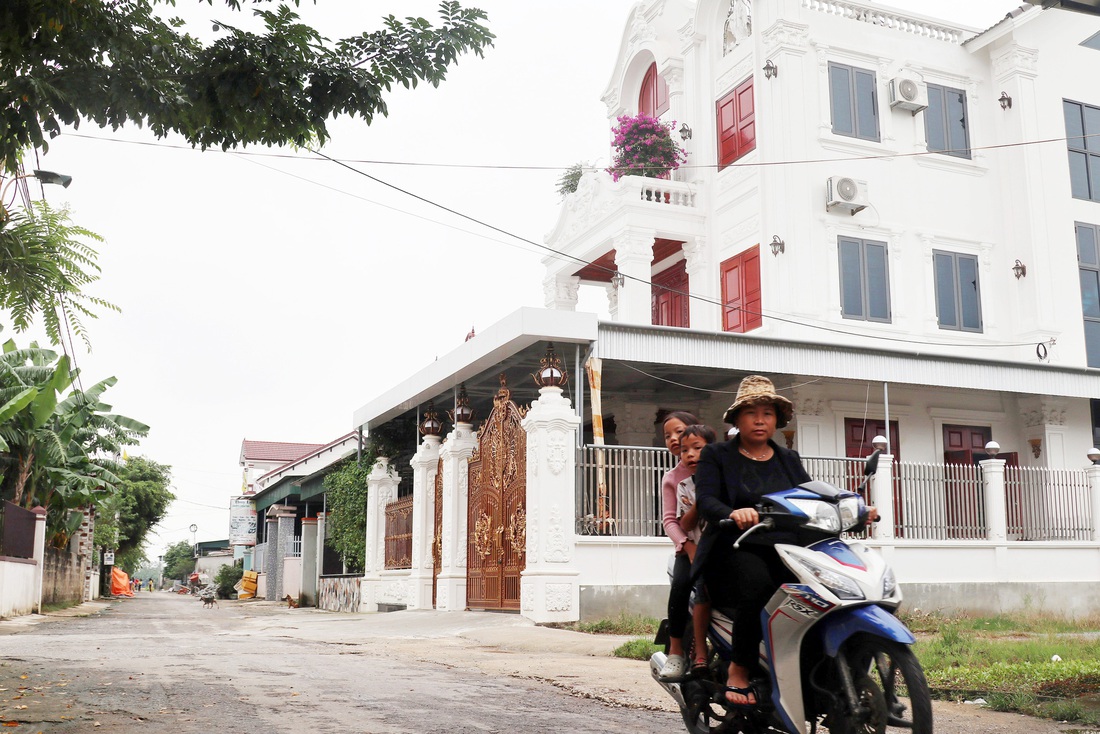 Một góc xã Đô Thành, huyện Yên Thành, Nghệ An. Nhà cao tầng mọc lên san sát khi xã này có hàng ngàn người đi xuất khẩu lao động - Ảnh: DOÃN HÒA