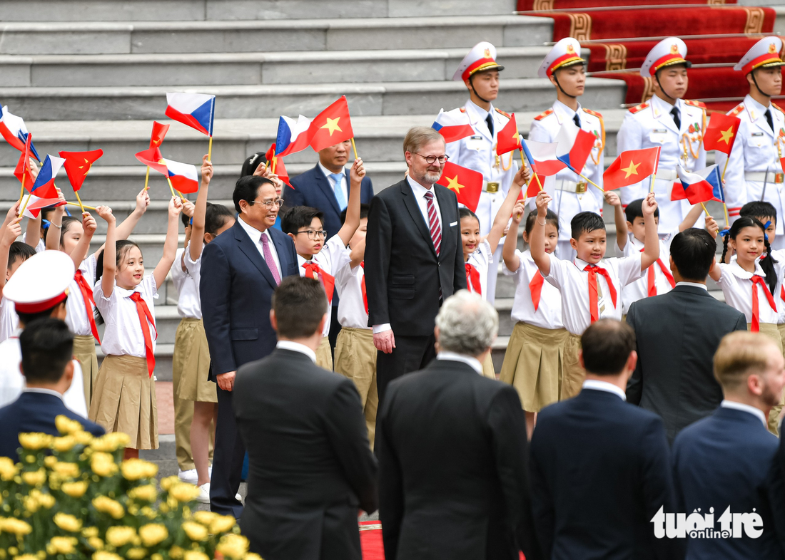 Thủ tướng Phạm Minh Chính đón và hội đàm với Thủ tướng Czech Petr Fiala - Ảnh 1.